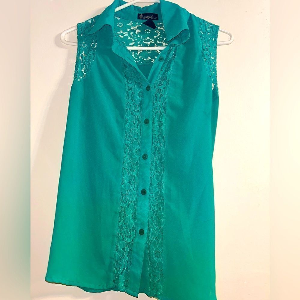 Sleeveless sheer button up top size meduim